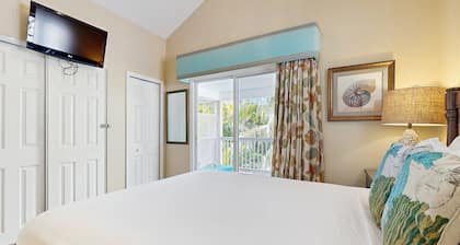 Tropical oasis near all the action with central AC & balcony