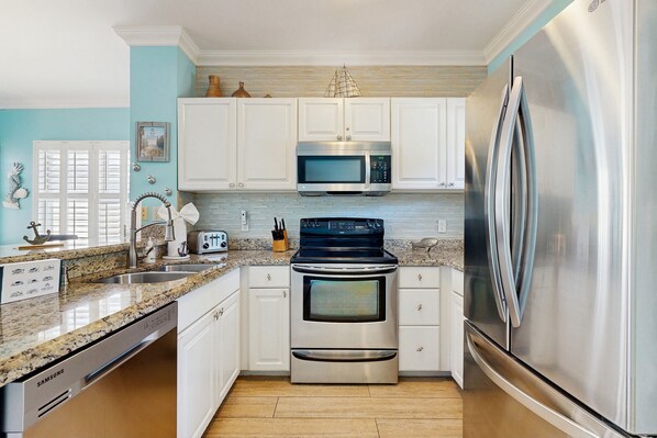 Réfrigérateur, four à micro-ondes, un four, surface de cuisson