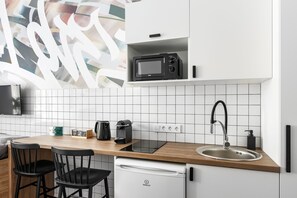 Design dubbelrum | Eget kök | Minikylskåp, mikrovågsugn, spishäll och kaffe- och tebryggare