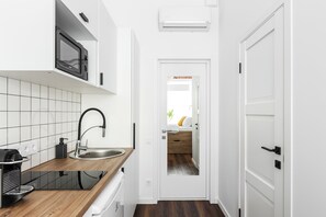 Kahden hengen design-huone | Yksityinen keittiö | Minijääkaappi, mikroaaltouuni, liesi, kahvin-/teenkeitin