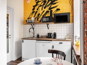Design dubbelrum | Eget kök | Minikylskåp, mikrovågsugn, spishäll och kaffe- och tebryggare