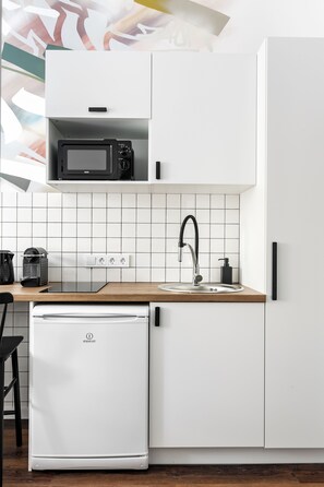 Kahden hengen design-huone | Yksityinen keittiö | Minijääkaappi, mikroaaltouuni, liesi, kahvin-/teenkeitin