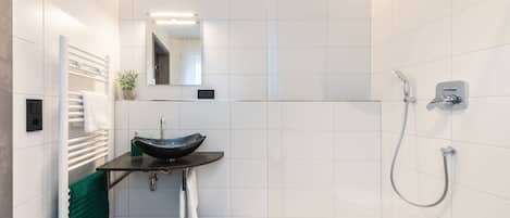 Douche, douche à « effet pluie », articles de toilette gratuits