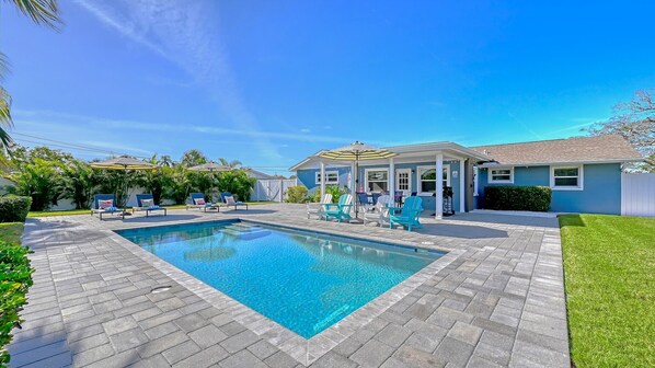 Piscine chauffée, chaises longues
