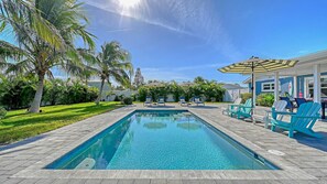 Piscine chauffée, chaises longues