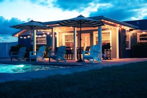 Piscine chauffée, chaises longues