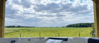 | Hot Tub | Amish Farm Country | Pergola | Deck |