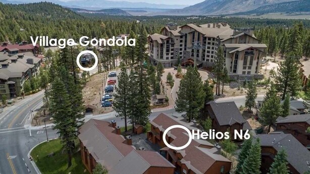 Ilmakuva Village Gondola -hotellista ja Helios N6 -rakennuksesta sekä niiden ympärillä olevista teistä ja viheralueista.