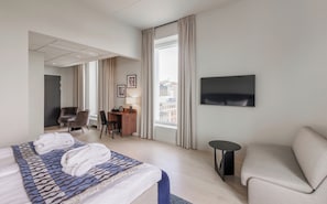 Escritorio, espacio para trabajar con laptop y cortinas blackout