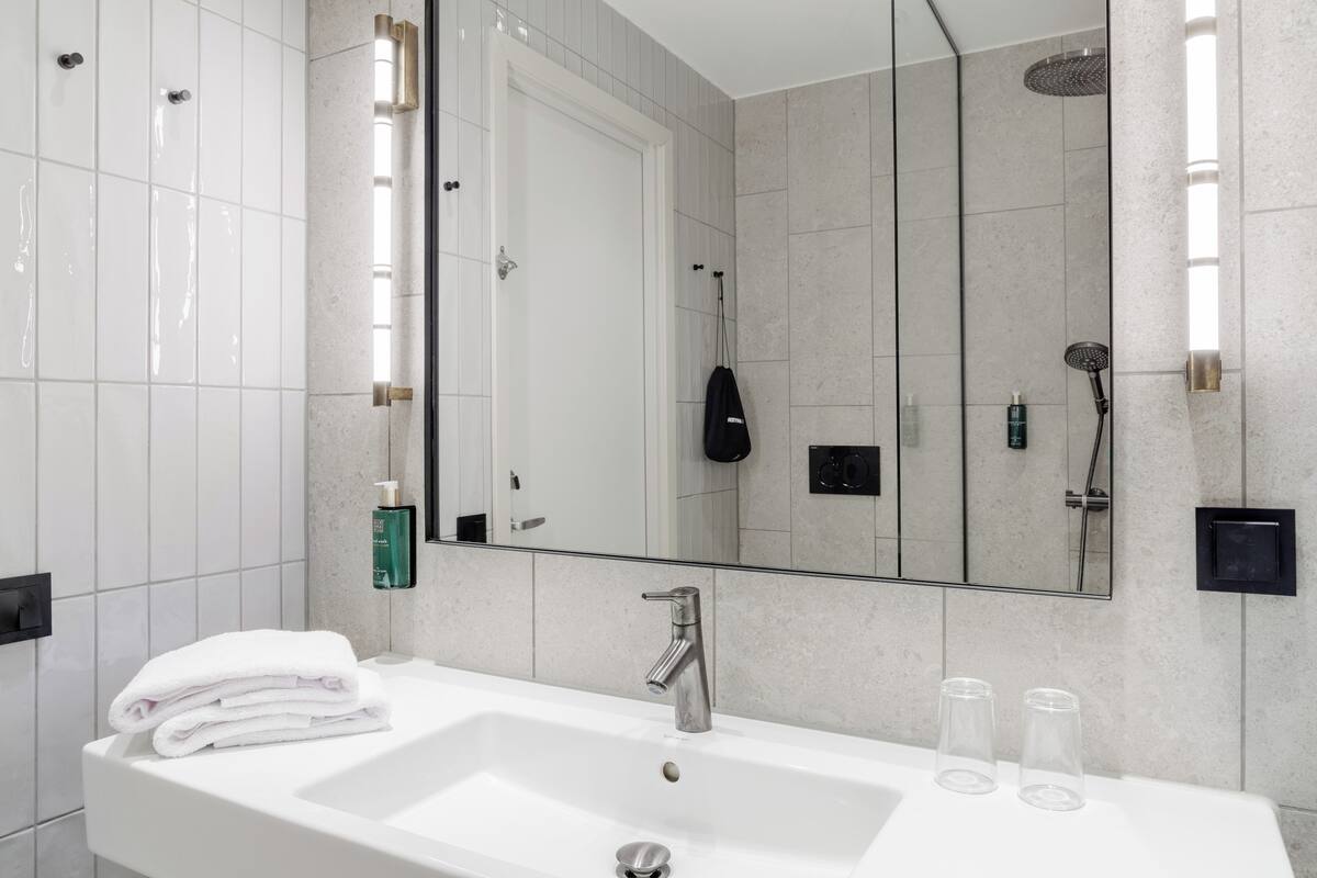 shower, free toiletries, hair dryer