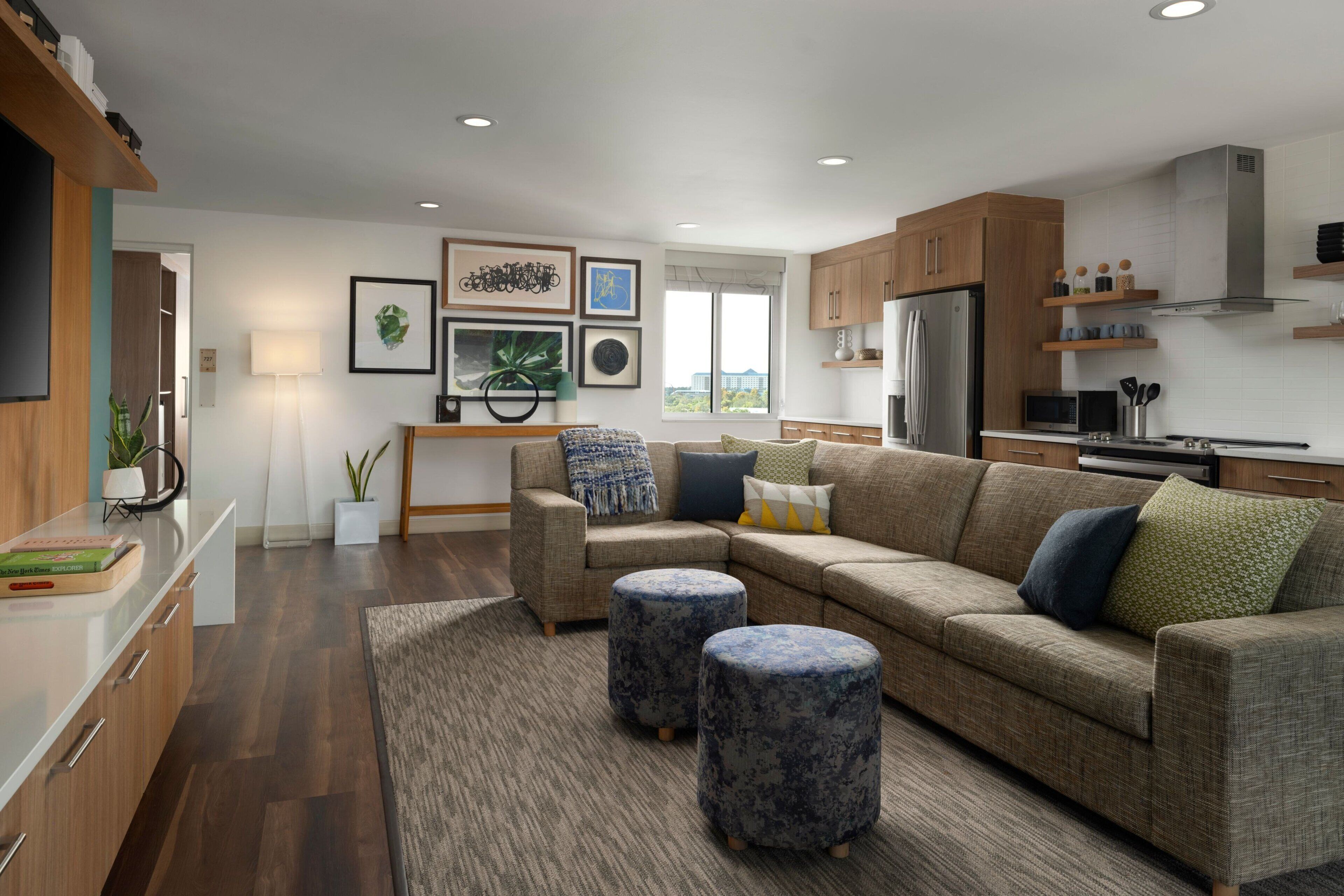 executive suite, 1 bedroom | living room | 50-inch lcd tv with cable channels, tv