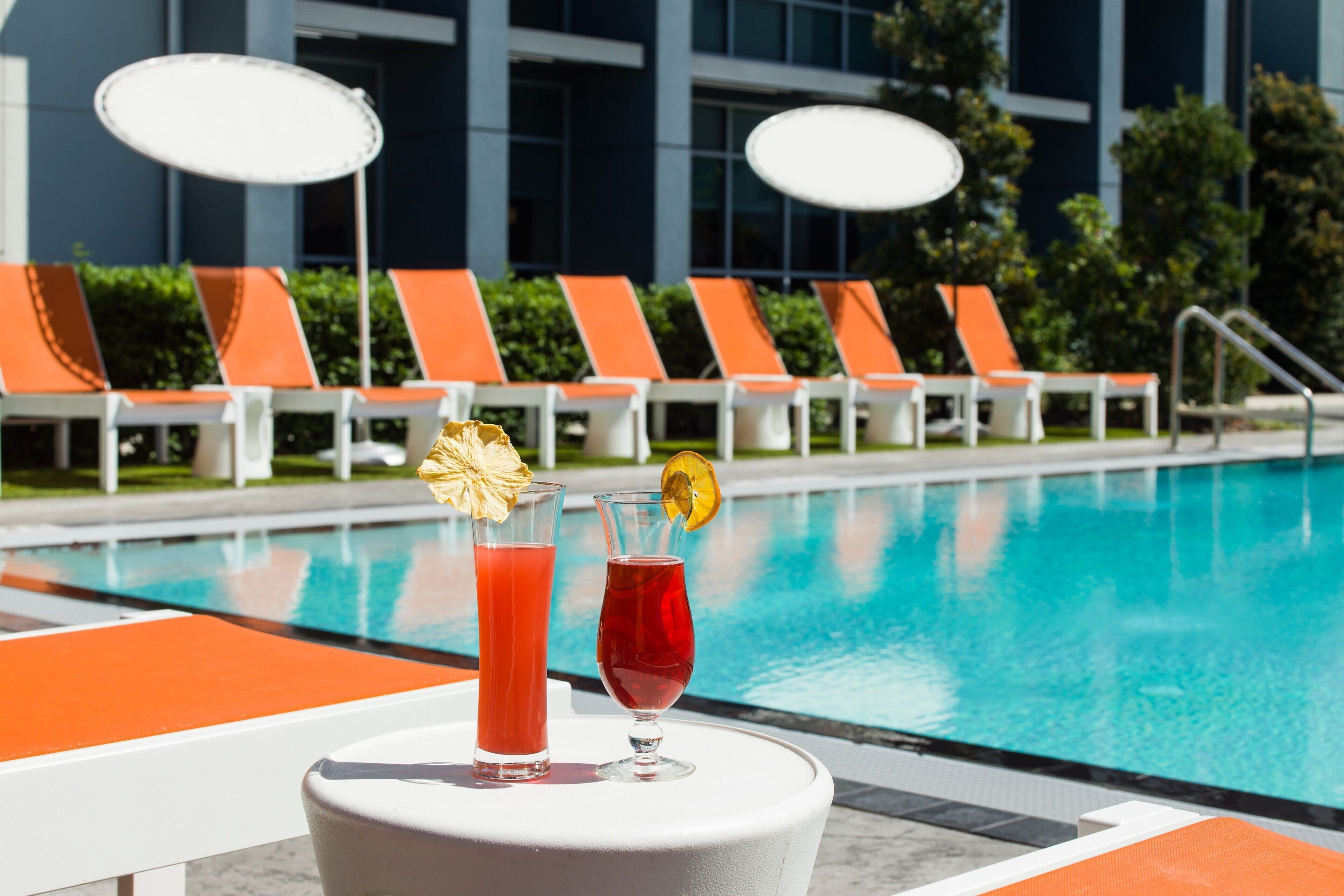 Utendørsbasseng, bassengparasoller og solsenger