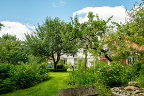 Property grounds - Atelierhaus – terrace, garden furniture, garden, detached, shower, parking space (Glücksburg)