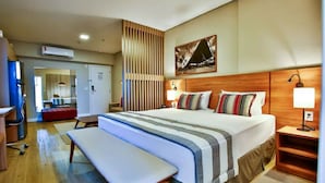 A hotel room with a large bed, a bench, a desk, and a chair. - Comfort Suites Sao Jose do Rio Preto (São José do Rio Preto)