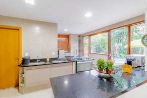 House | Private kitchen | Fridge, microwave, coffee/tea maker, blender - PF05 Casa Alto Padrão - P. do Forte (Mata de São João)