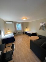 Tripple Room Pets | Escritorio, wifi gratis, ropa de cama