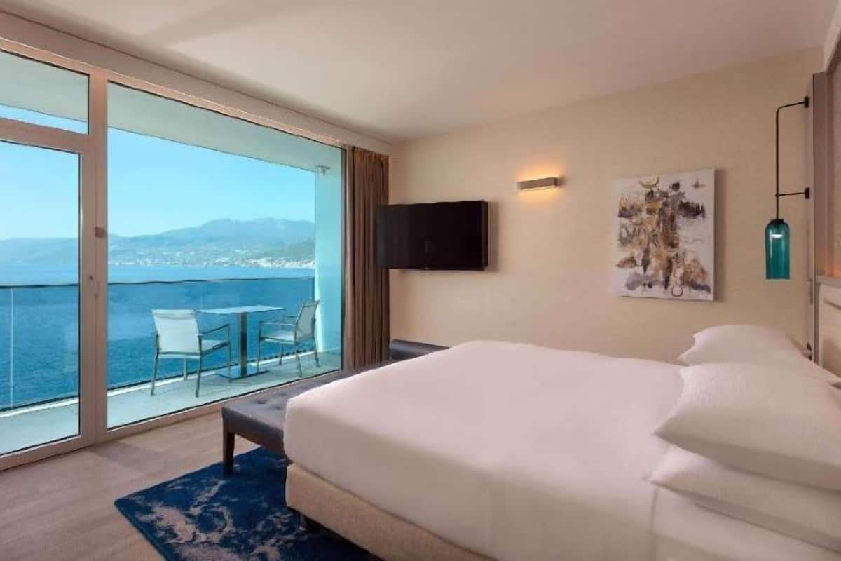 1 bedroom, hypo-allergenic bedding, minibar, in-room safe