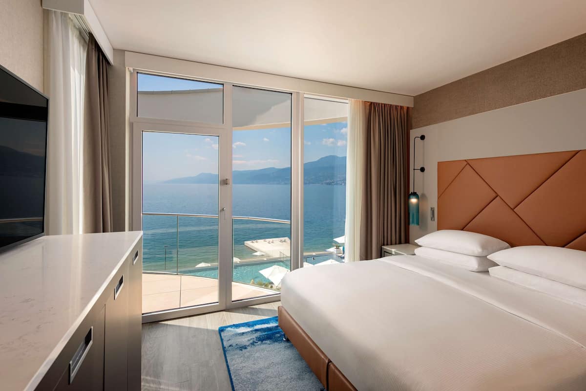 1 bedroom, hypo-allergenic bedding, minibar, in-room safe