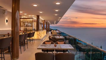 Lunch, dinner served; Regional cuisine, ocean views