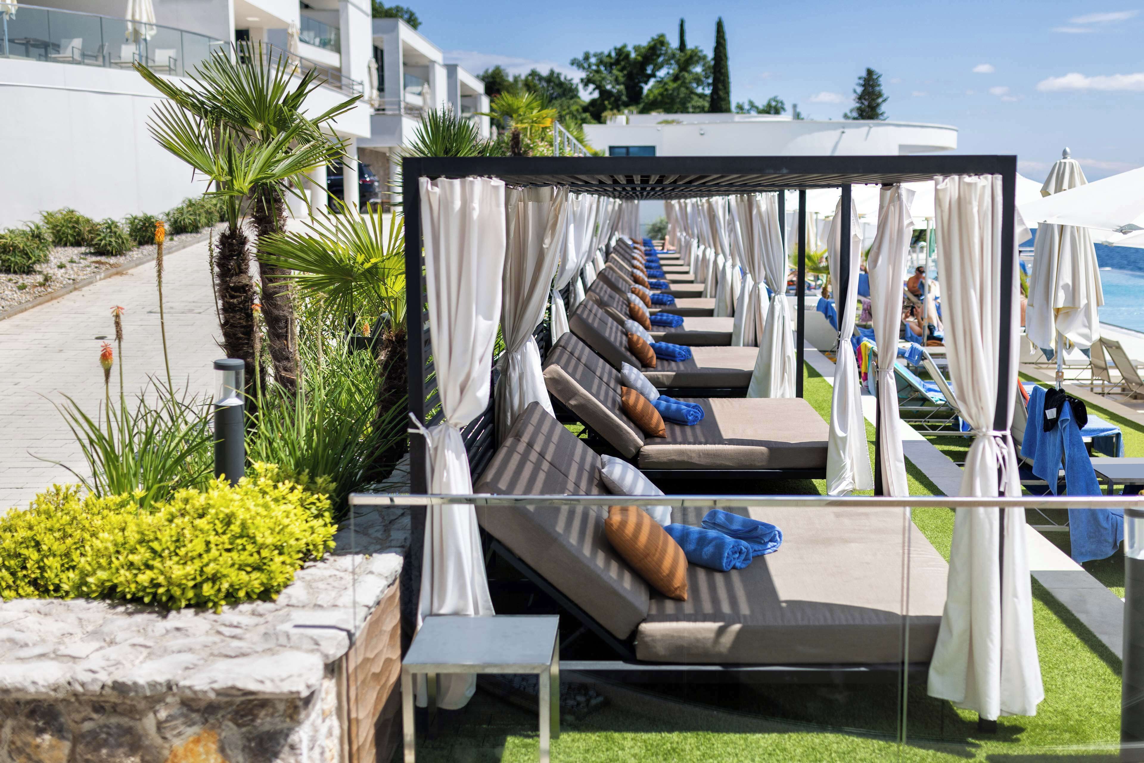 실내 수영장, 시즌별로 운영되는 야외 수영장, 수영장 파라솔, 일광욕 의자