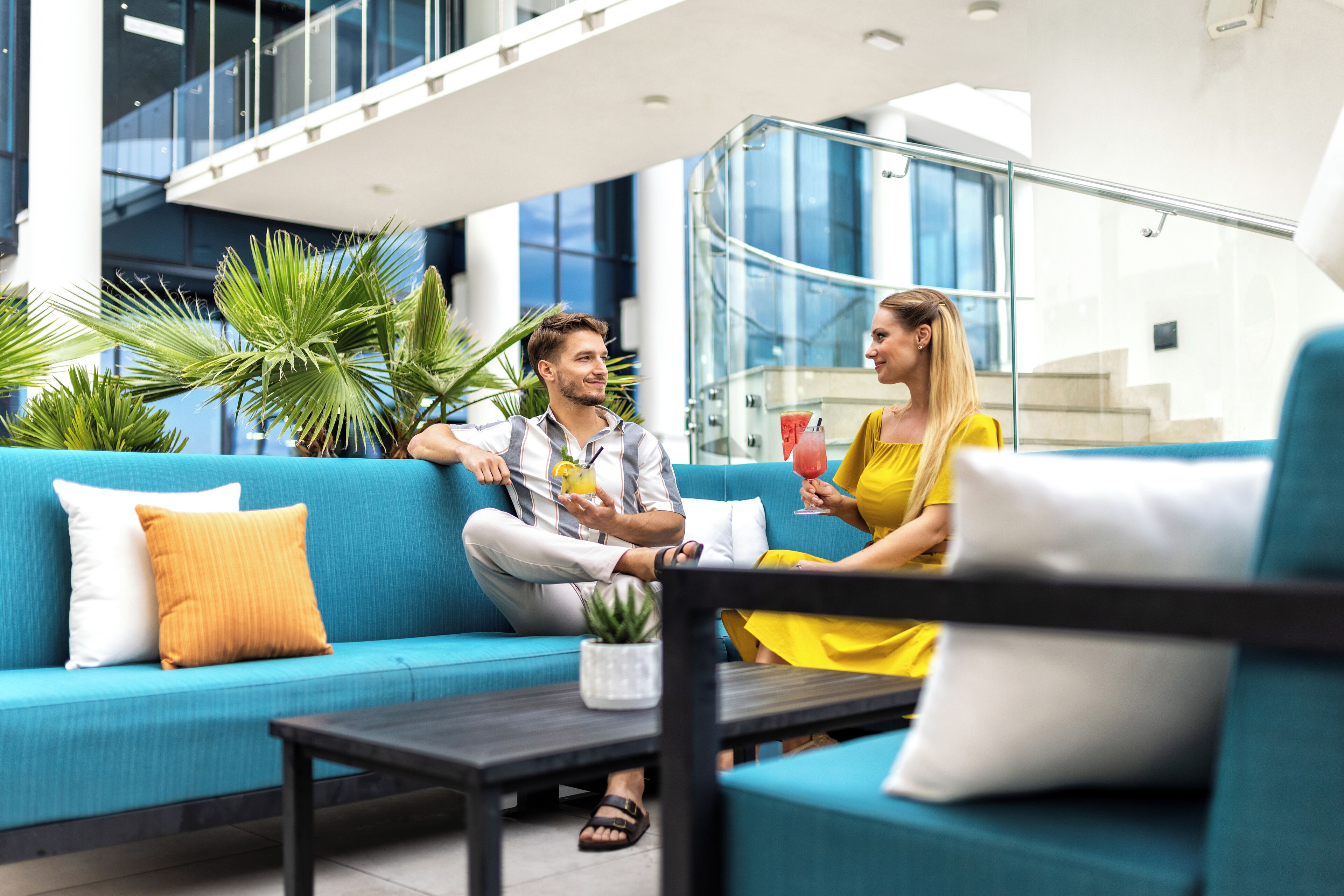 lobby lounge, ocean views, open daily