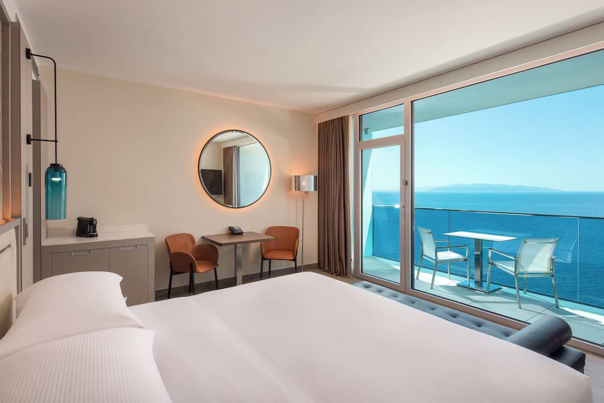 Deluxe Room, 1 King Bed | Hypo-allergenic bedding, minibar, in-room safe, laptop workspace