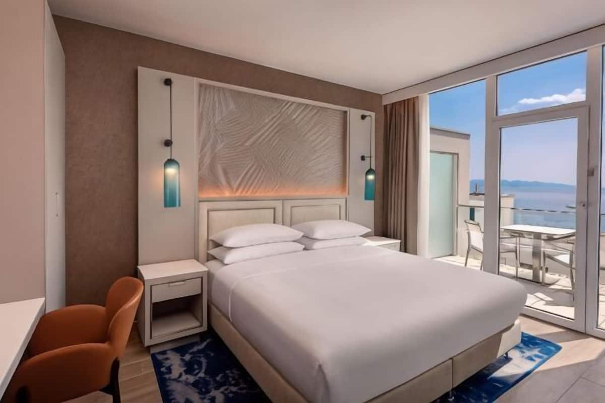 Hypo-allergenic bedding available, minibar, in-room safe