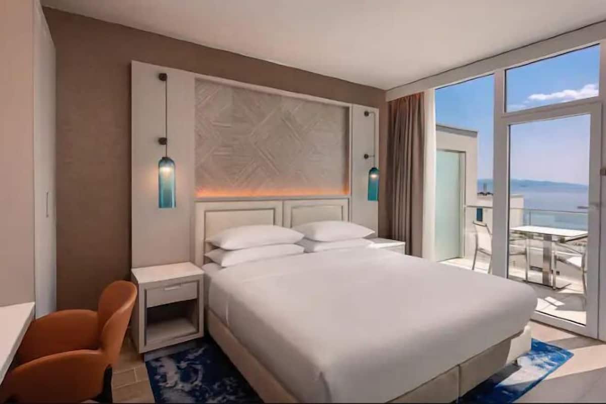 1 bedroom, hypo-allergenic bedding, minibar, in-room safe