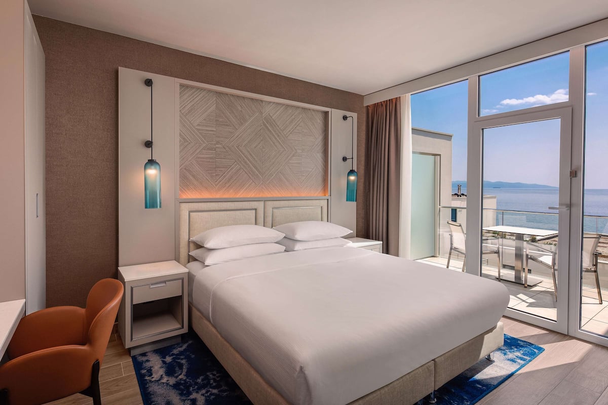 1 bedroom, hypo-allergenic bedding, minibar, in-room safe