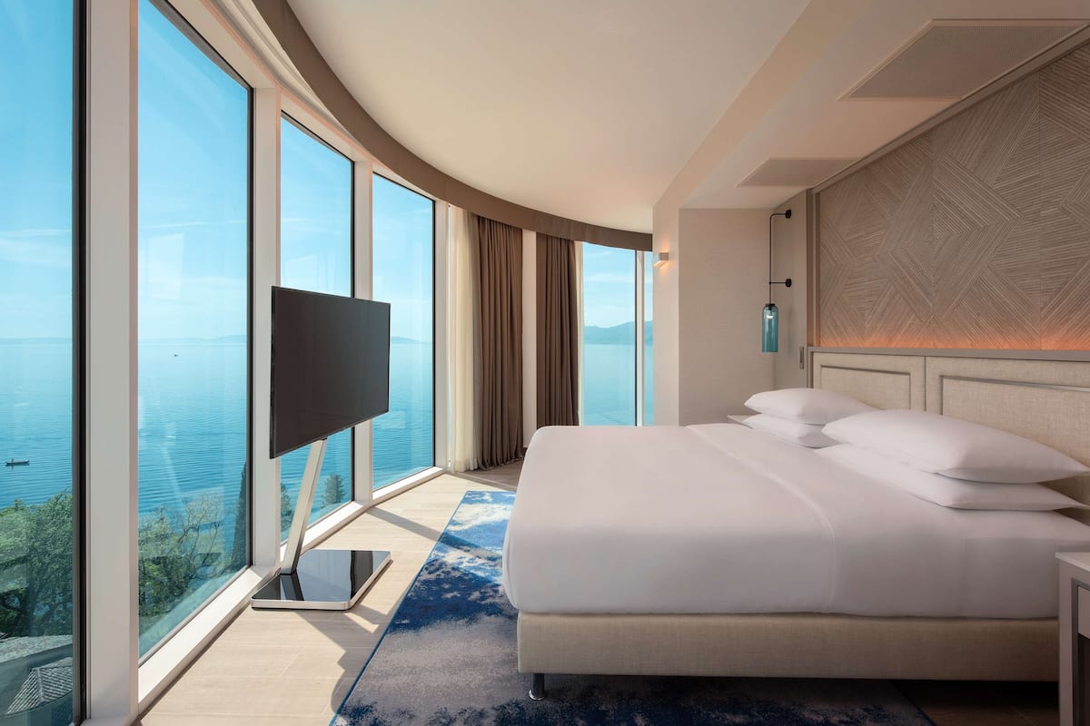 suite, 1 king bed (panorama) | 1 bedroom, hypo-allergenic bedding, minibar, in-room safe