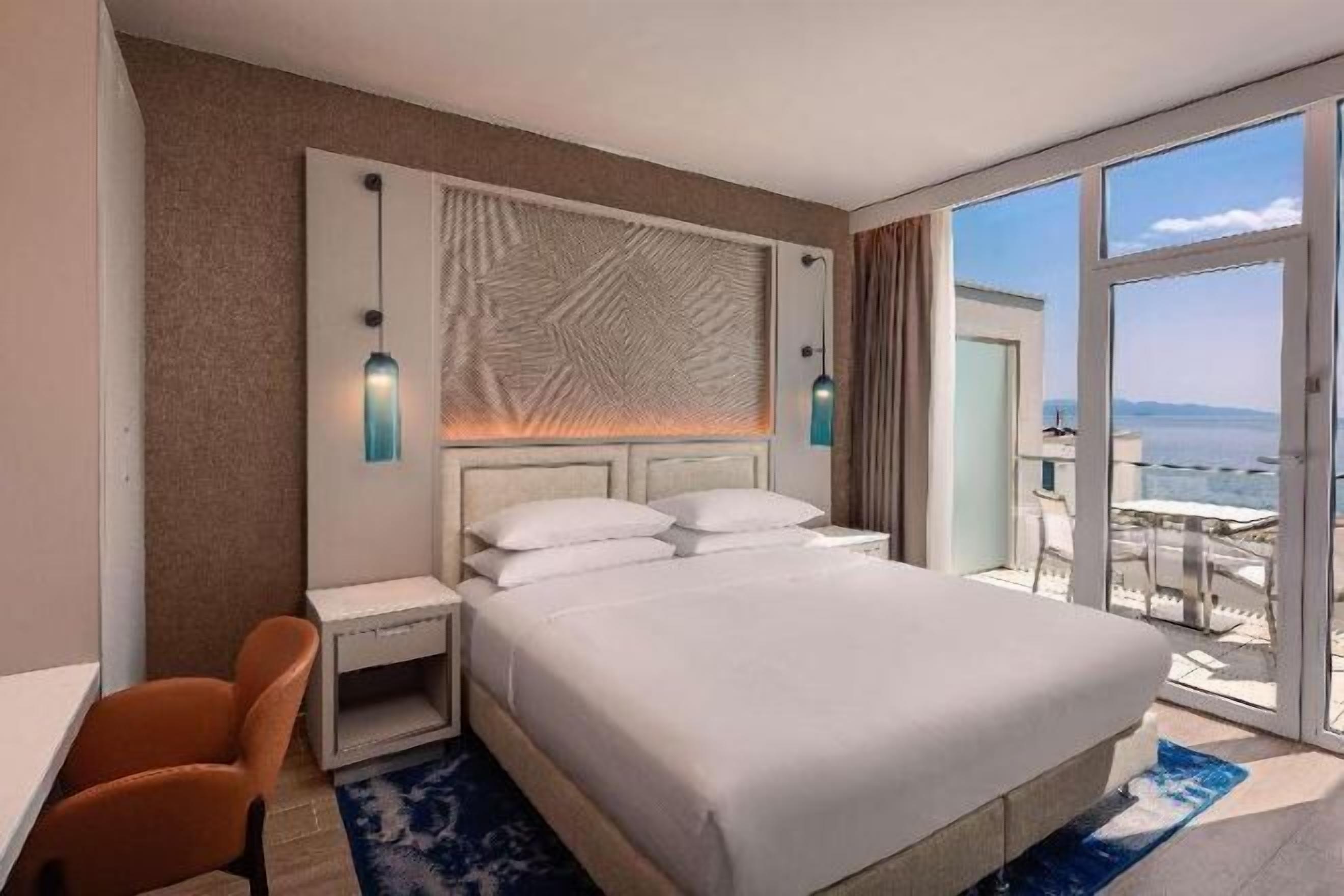 Hypo-allergenic bedding, minibar, in-room safe, laptop workspace