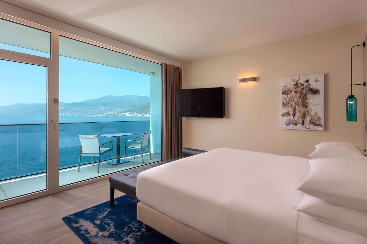 1 bedroom, hypo-allergenic bedding, minibar, in-room safe