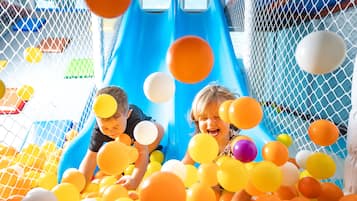 Área de juegos infantiles techada