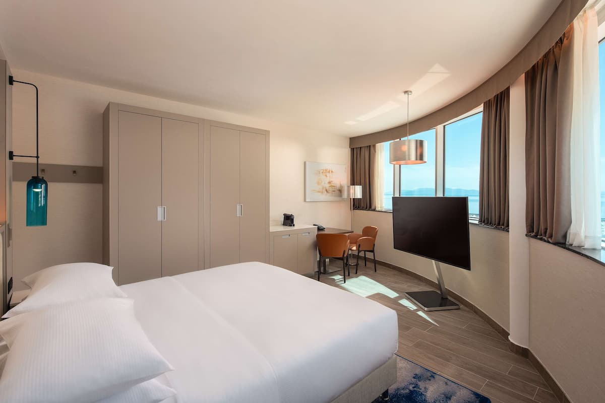 Executive Room, 1 King Bed | 1 bedroom, hypo-allergenic bedding, minibar, in-room safe