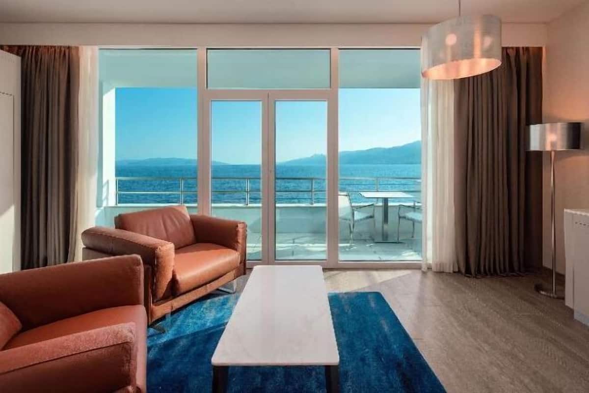 Living area | 55-inch flat-screen TV with cable channels, TV