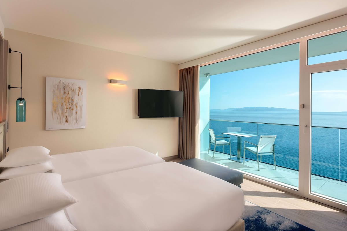 1 bedroom, hypo-allergenic bedding, minibar, in-room safe