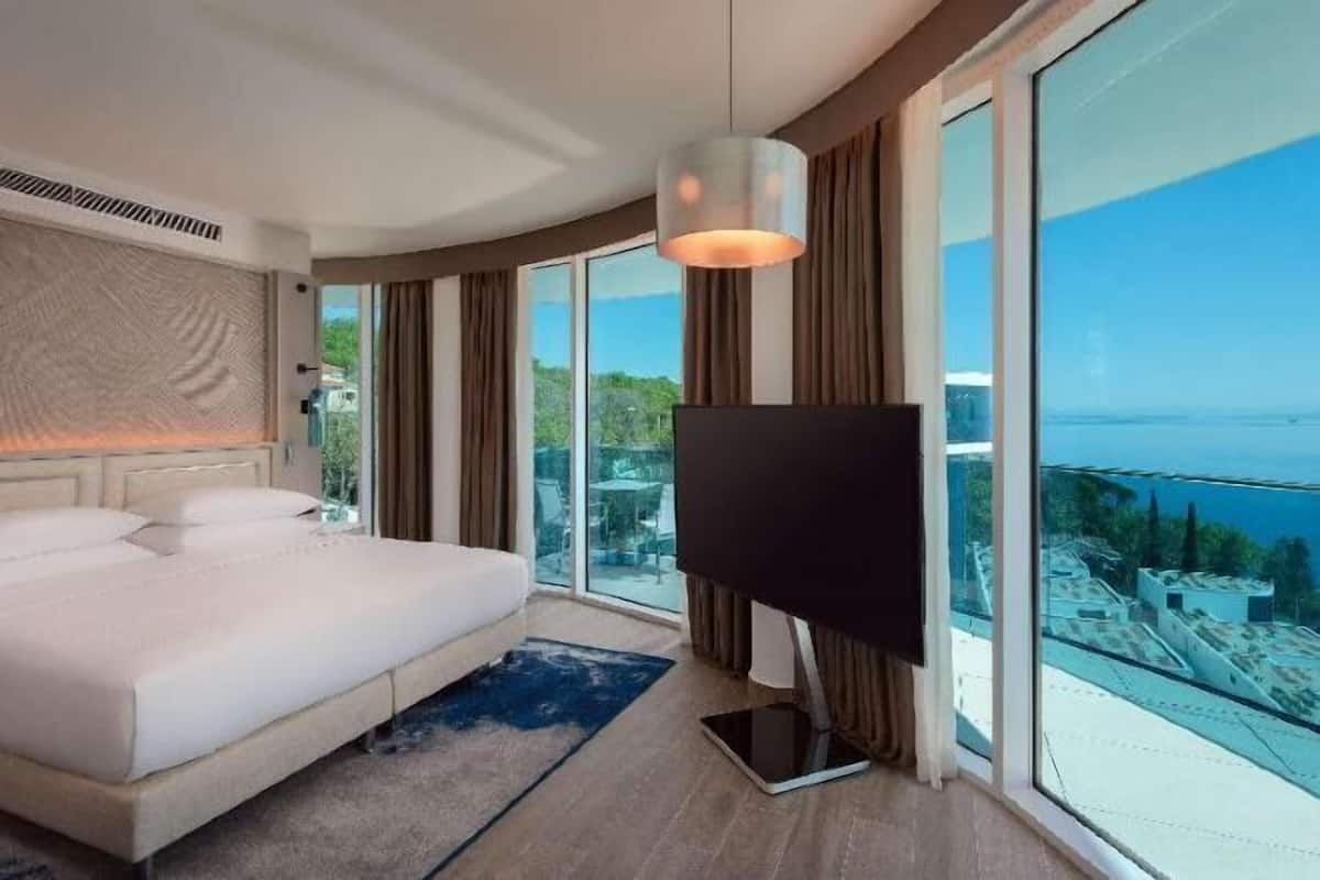 1 bedroom, hypo-allergenic bedding, minibar, in-room safe