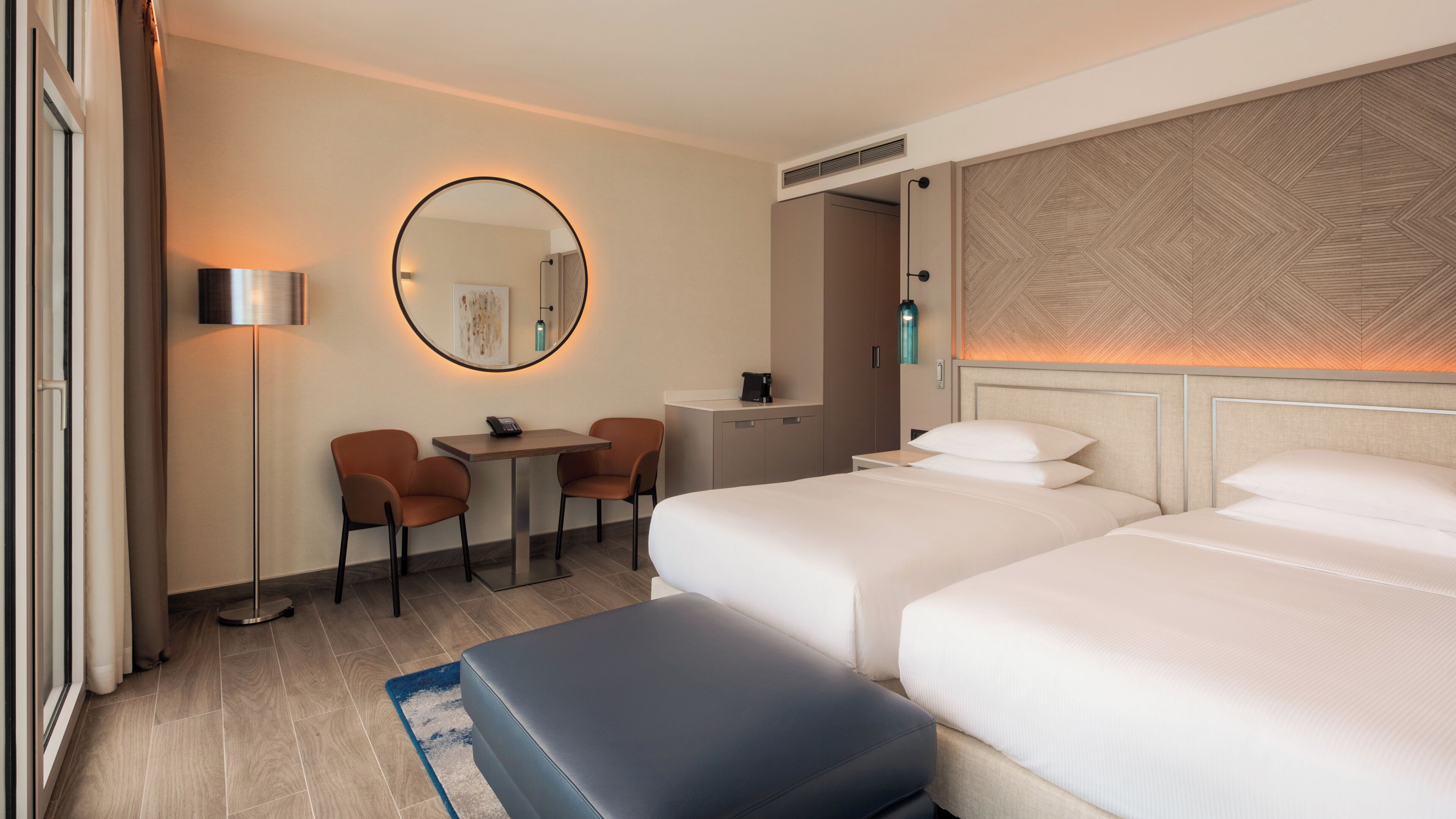 Roba de llit hipoal·lergògena, minibar i caixa forta a l'habitació 