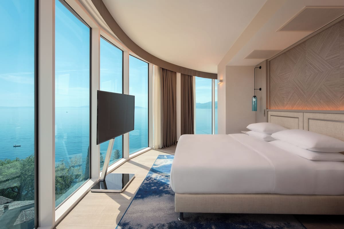 Suite, 1 King Bed (Panorama) | Hypo-allergenic bedding, minibar, in-room safe, laptop workspace