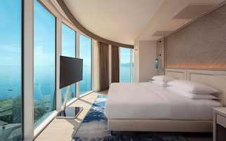 Suite, 1 King Bed (Panorama) | Hypo-allergenic bedding, minibar, in-room safe, laptop workspace