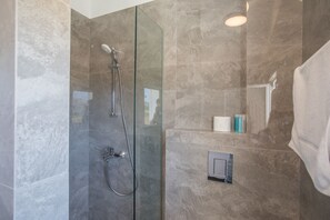 Dusche, Haartrockner, Handtücher