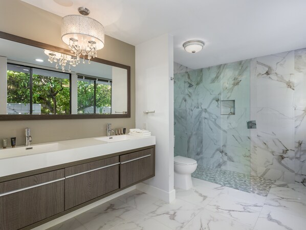 Shower, hair dryer, towels - The Icon at Indian Canyons – Waterfall Estate (Palm Springs)