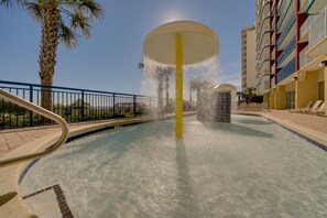 Inomhuspool och utomhuspool