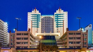Um hotel com átrio central, vários andares e design arquitetônico moderno.