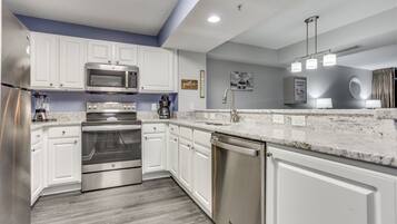 Kjøleskap, mikrobølgeovn, oppvaskmaskin og kaffetrakter/tekoker