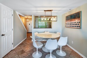 Dining - Family & pet-friendly Tybee Island townhome w/ ocean views & beach access (Tybee Island)