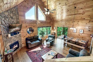 Smart TV, fireplace, video games, table football - Luxury 3 King Suites Cabin, Mountain Views, FirePit, HotTub, Games, Pet friendly (Gatlinburg)