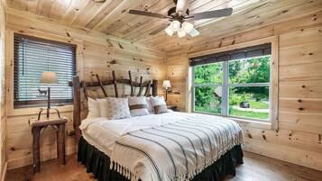 3 habitaciones, escritorio y tabla de planchar con plancha