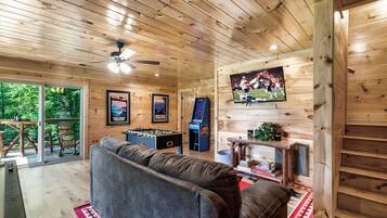 Una Smart TV, una chimenea, videojuegos, un futbolín