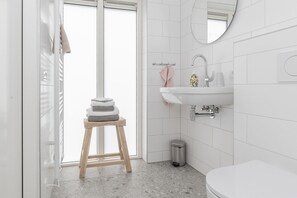 Een douche, een haardroger, handdoeken, zeep